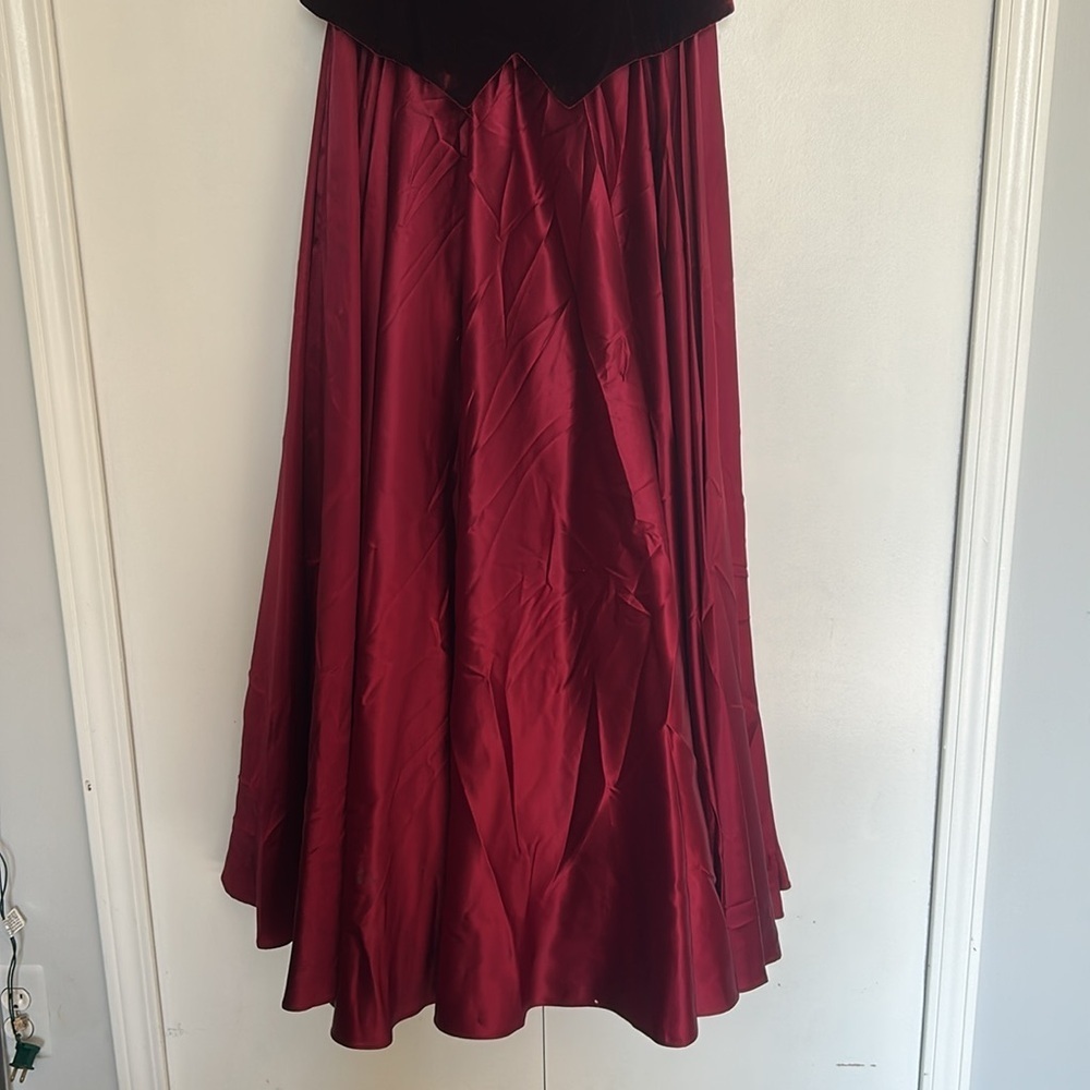 Les Robbs - Elegant Burgundy Strapless Dress - Picture 3 of 6